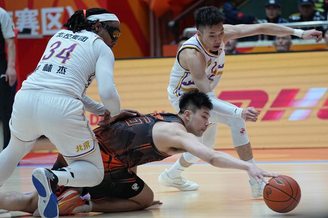 重伤！赵睿再次受伤，恐影响广东队战绩的简单介绍